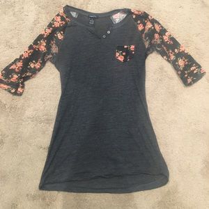 Rue21 3/4-Length Sleeved Floral & Grey Button Top